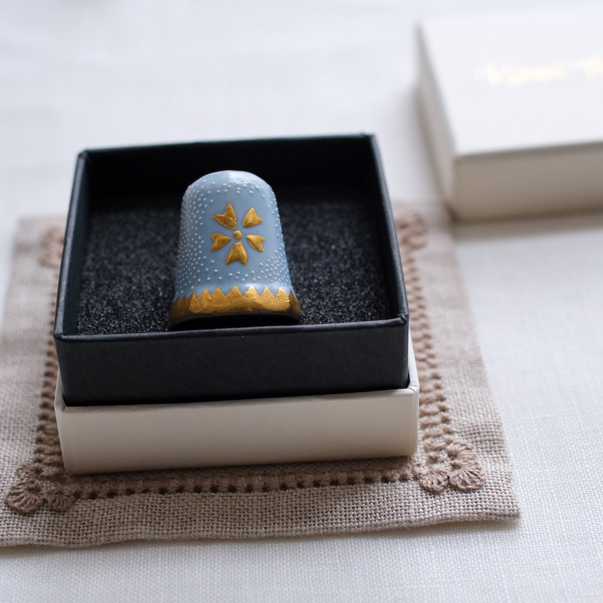 T.06九谷シンブル_針やすめ