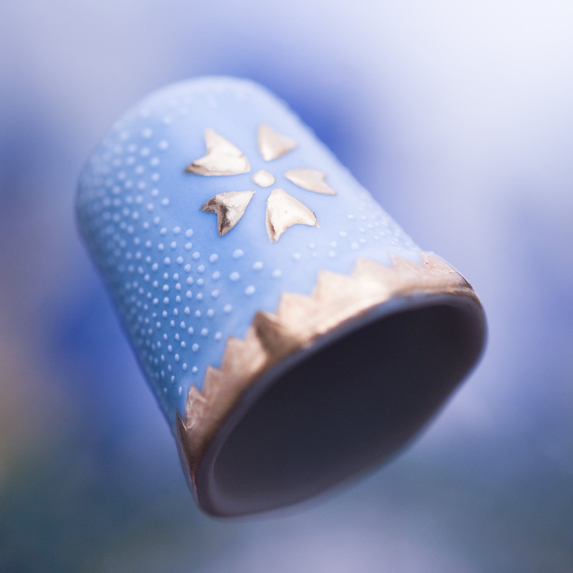 T.06九谷シンブル_針やすめ