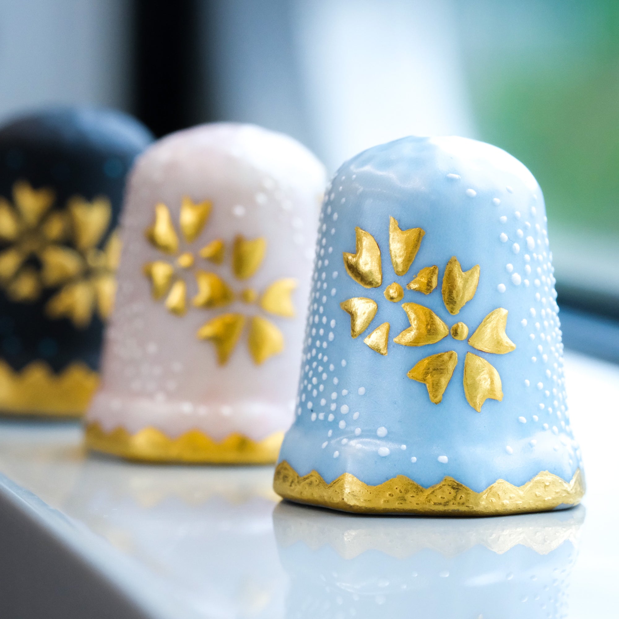 T.06九谷シンブル_針やすめ