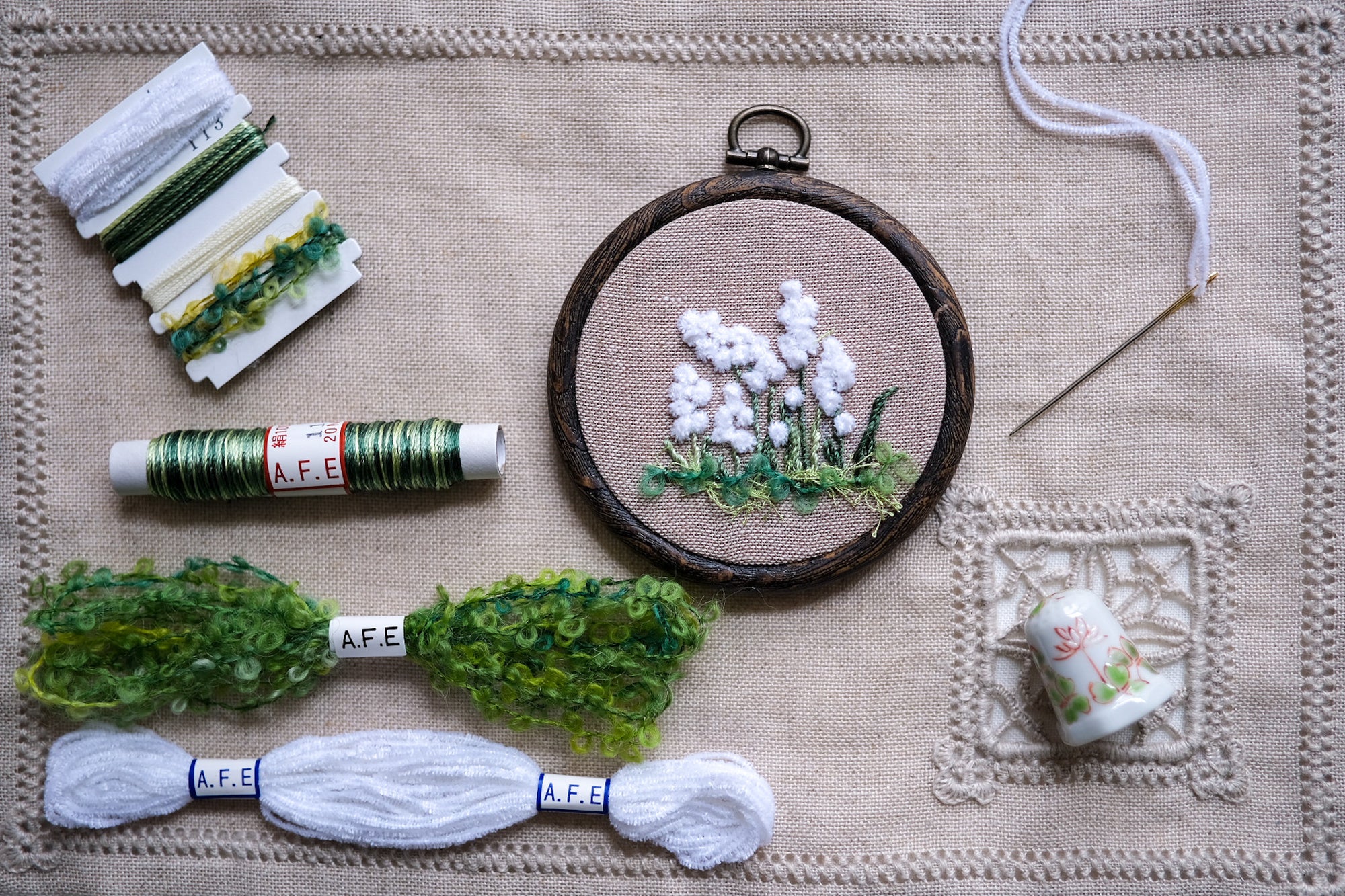 白と緑　スズランの花