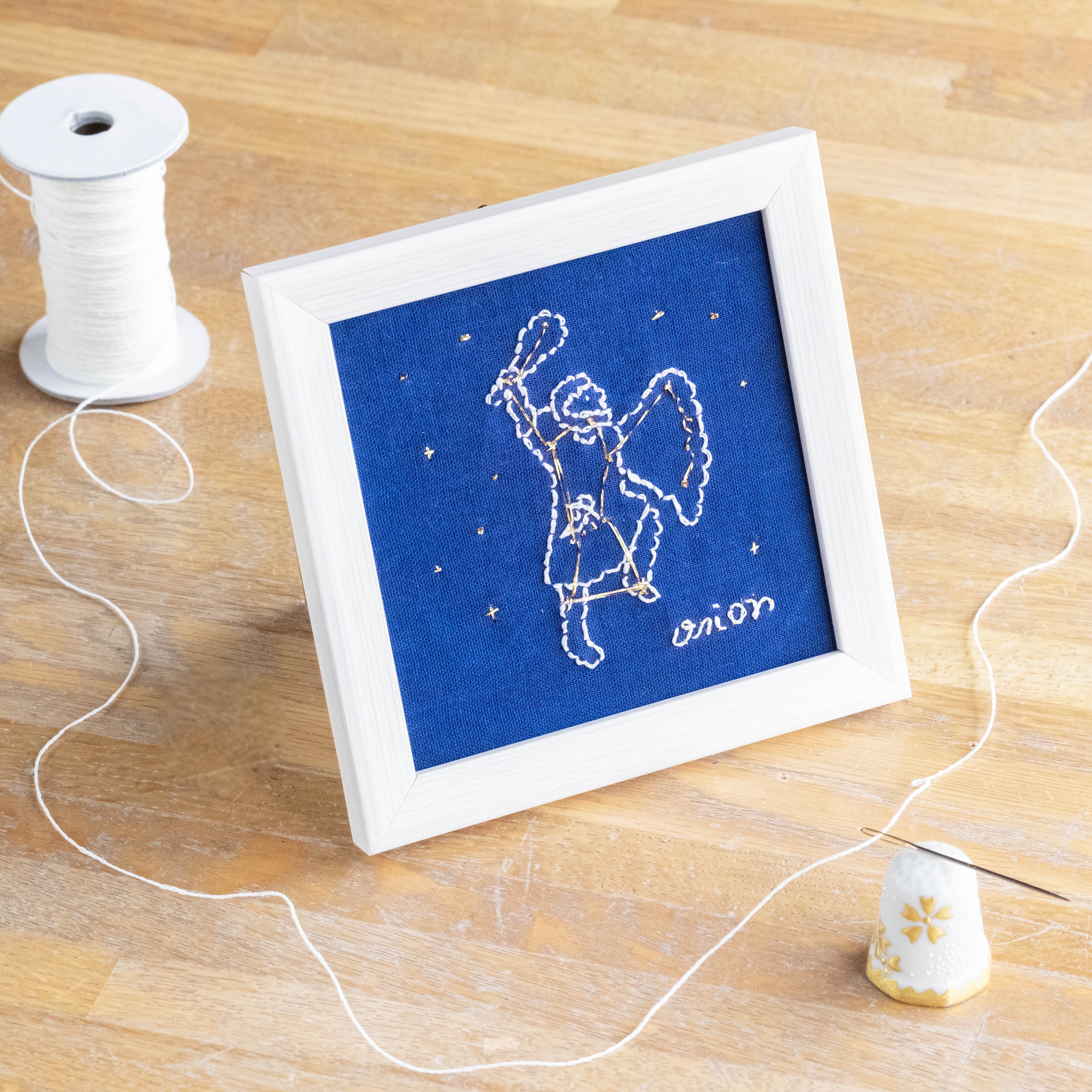 【名入れオーダー】星空と流れ星のきらきら刺繍スタイ 名入れオーダー】星空と流れ星のきらきら刺繍スタイ - メルカリ
