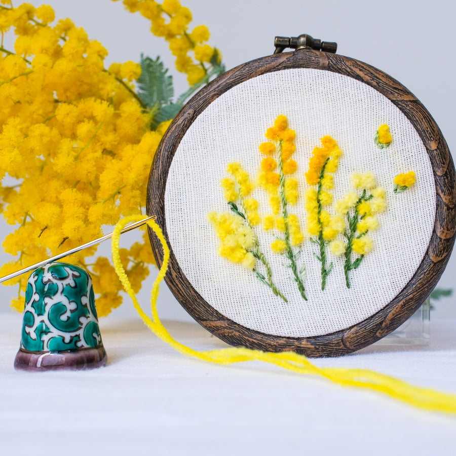 ミモザの花はモール刺繍糸3色で刺繍して頂きます